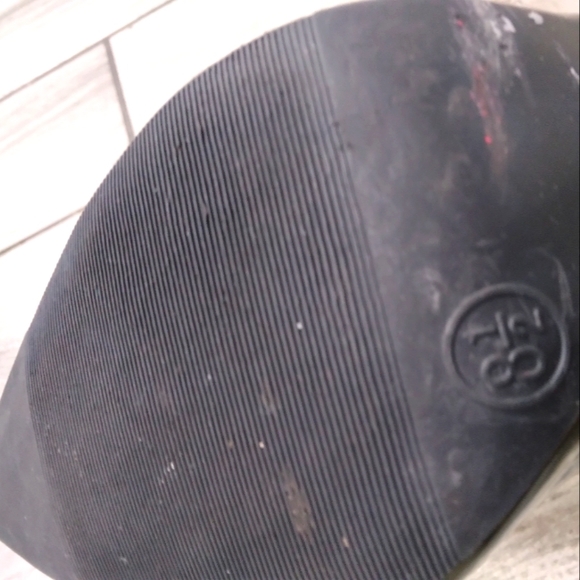 Shiny black closed point toe stilettos. Size 8 1/2 - Picture 6 of 6